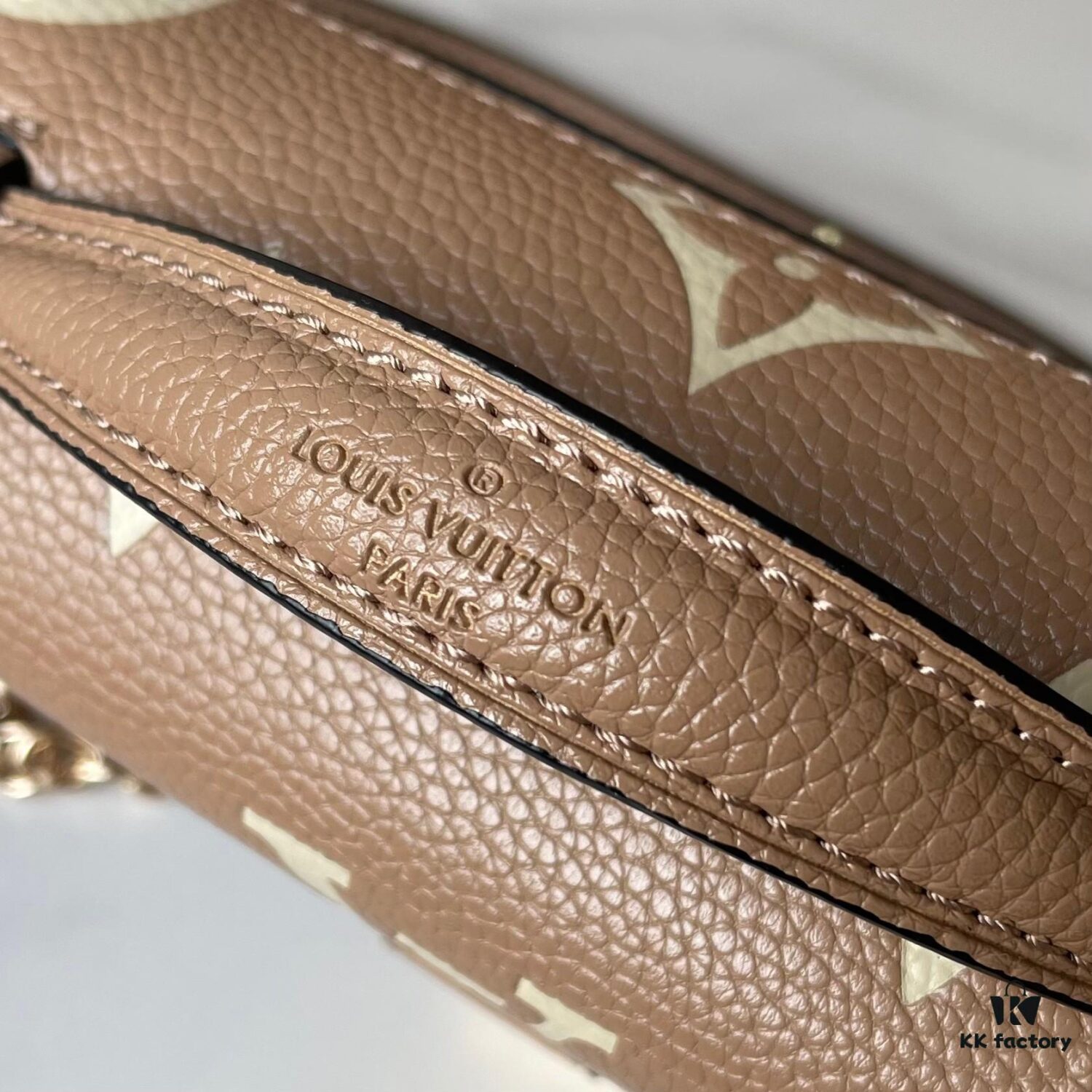 Upgraded Version 160 (High-Quality Replica) M12429 M23940 M40749 M46914 M46279 M22834 M46595 LV Messenger Bag Small East West Métis Handbag