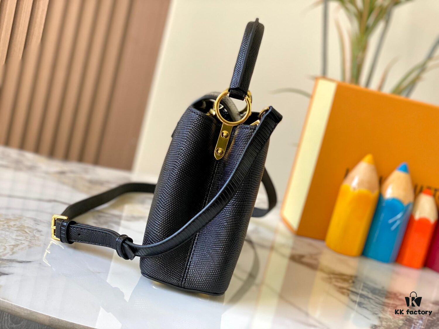 Top Quality Original Guangzhou M99528 Black Lizard Leather Gold Buckle Capucines BB Handbag