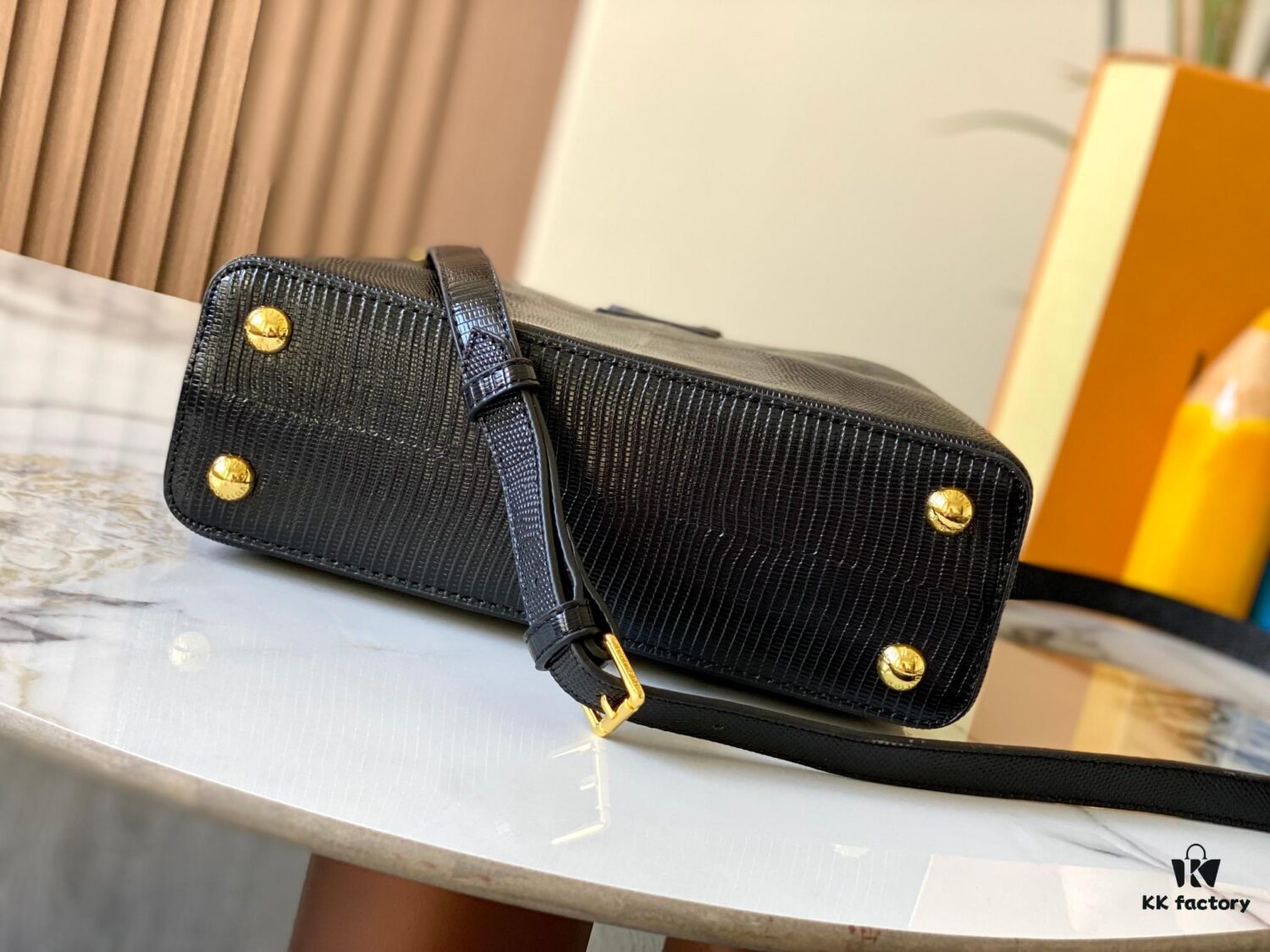 Top Quality Original Guangzhou M99528 Black Lizard Leather Gold Buckle Capucines BB Handbag