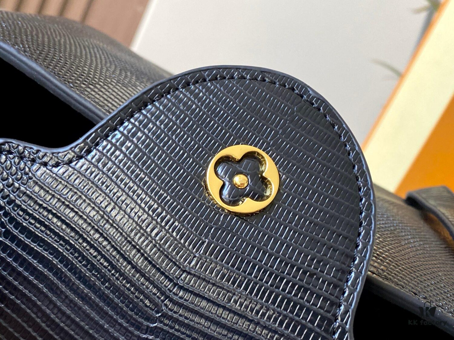 Top Quality Original Guangzhou M99528 Black Lizard Leather Gold Buckle Capucines BB Handbag