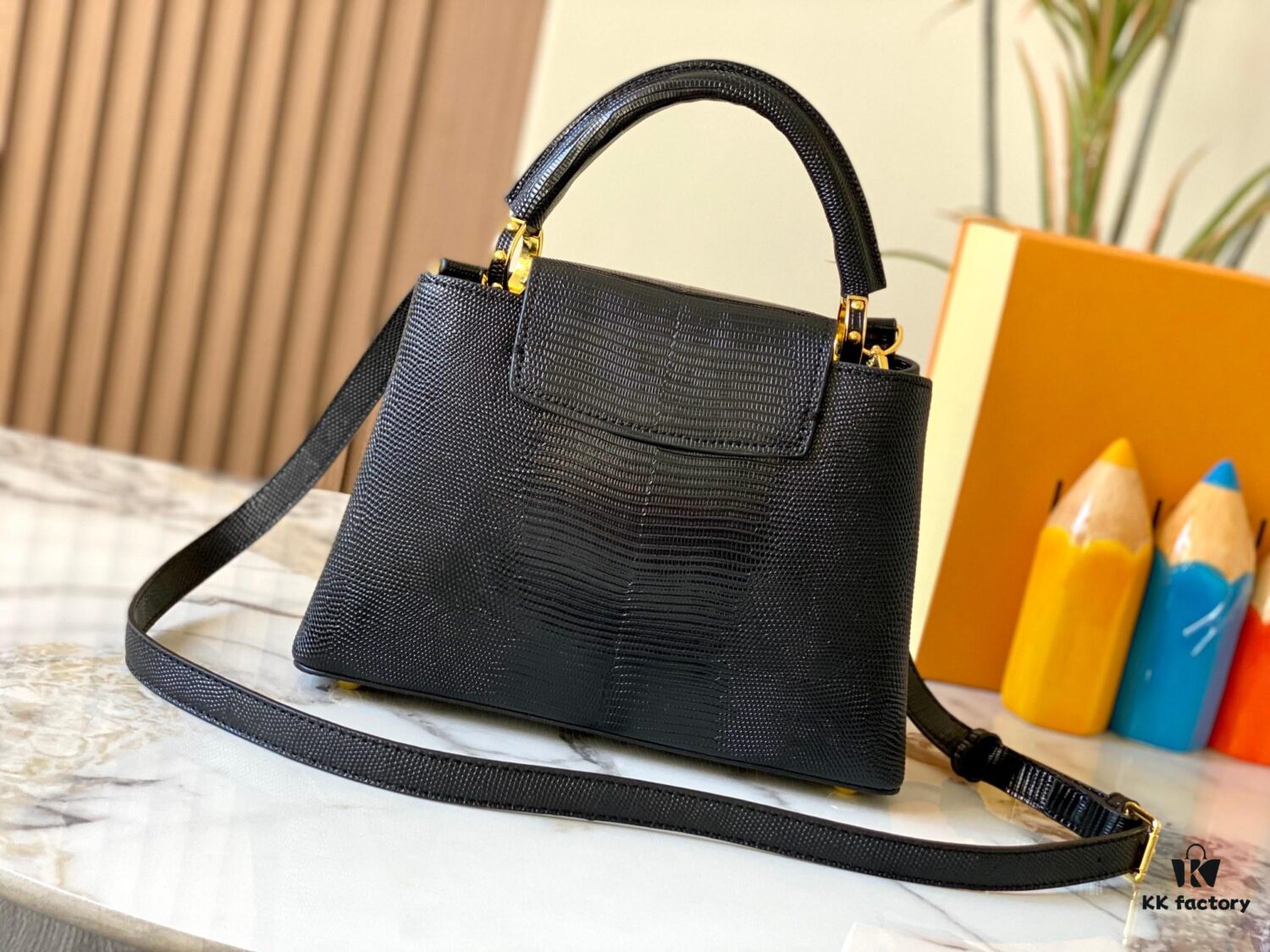 Top Quality Original Guangzhou M99528 Black Lizard Leather Gold Buckle Capucines BB Handbag