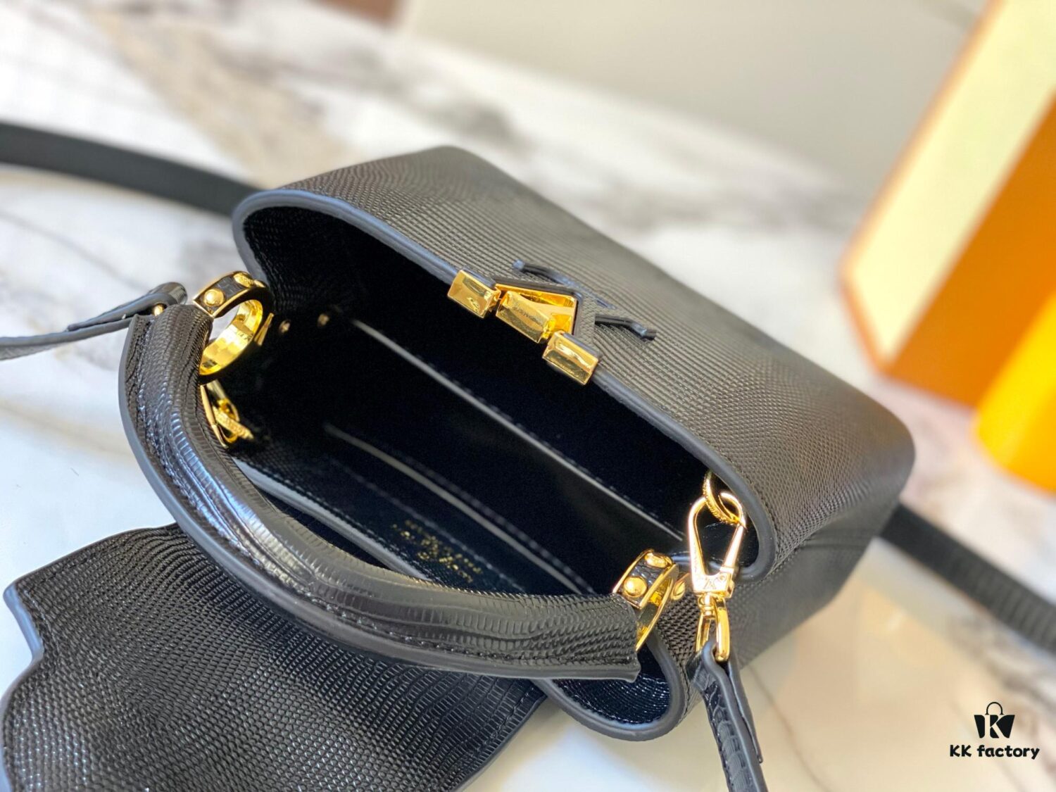 69307dfb6e68136f4d9a7321 Top Quality Original Guangzhou Stock M99527 Black Lizard Leather with Gold Buckle