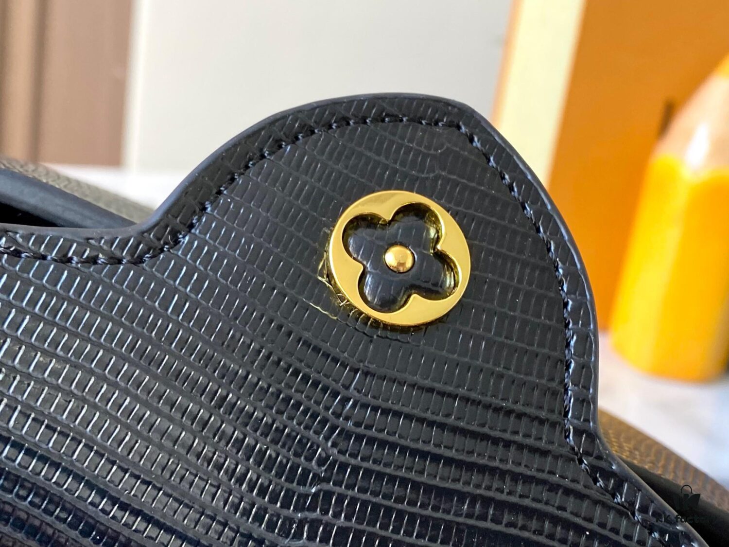 69307dfc6e68136f4d9a7322 Top Quality Original Guangzhou Stock M99527 Black Lizard Leather with Gold Buckle