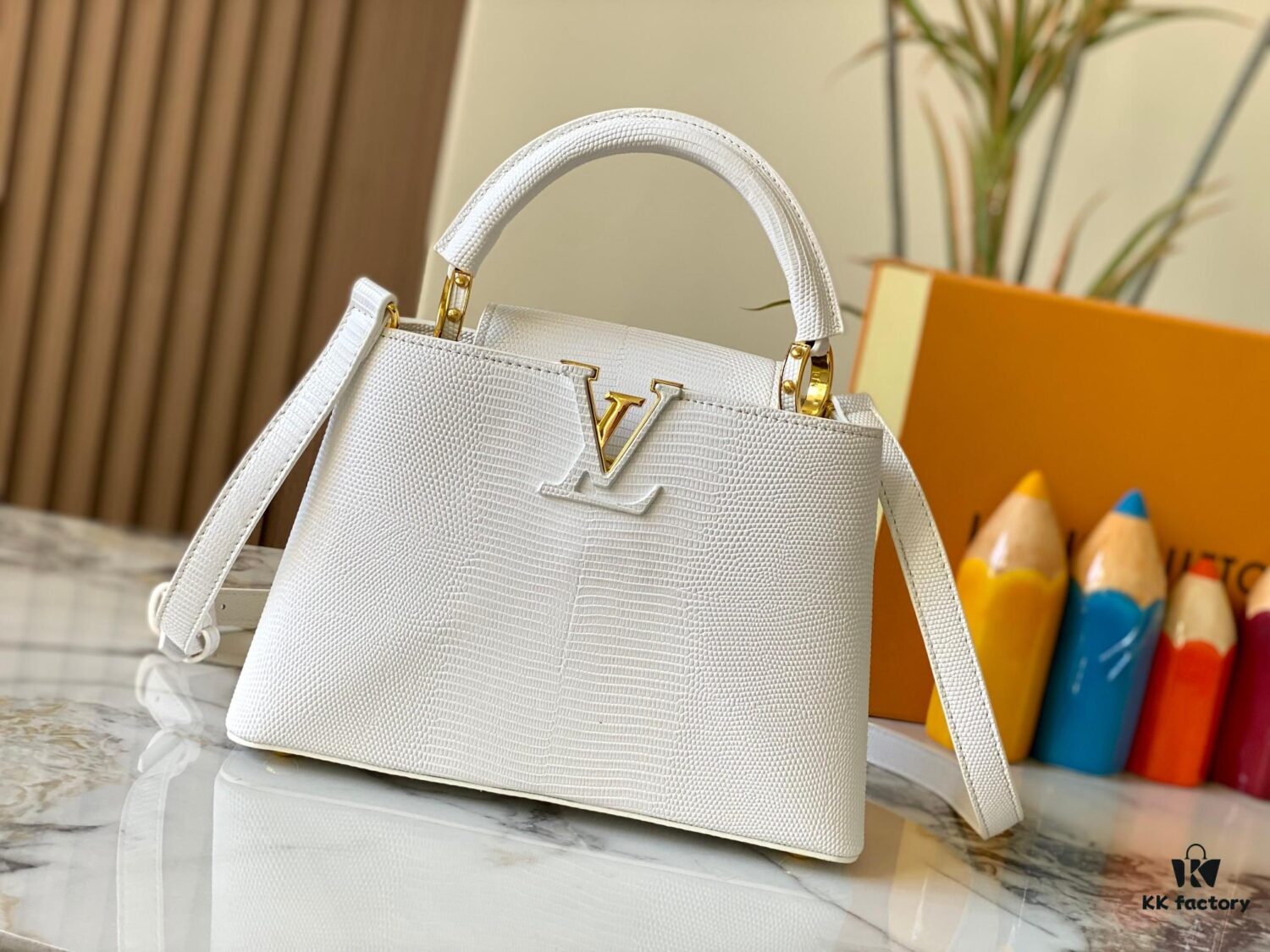 Top Quality Original Guangzhou M99528 White Lizard Skin Gold Buckle Capucines BB Handbag