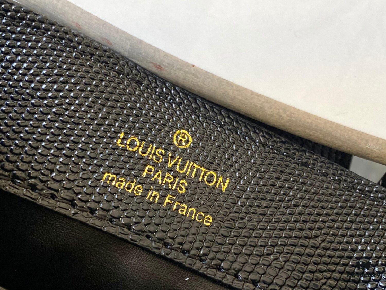 69307dfc6e68136f4d9a7324 Top Quality Original Guangzhou Stock M99527 Black Lizard Leather with Gold Buckle