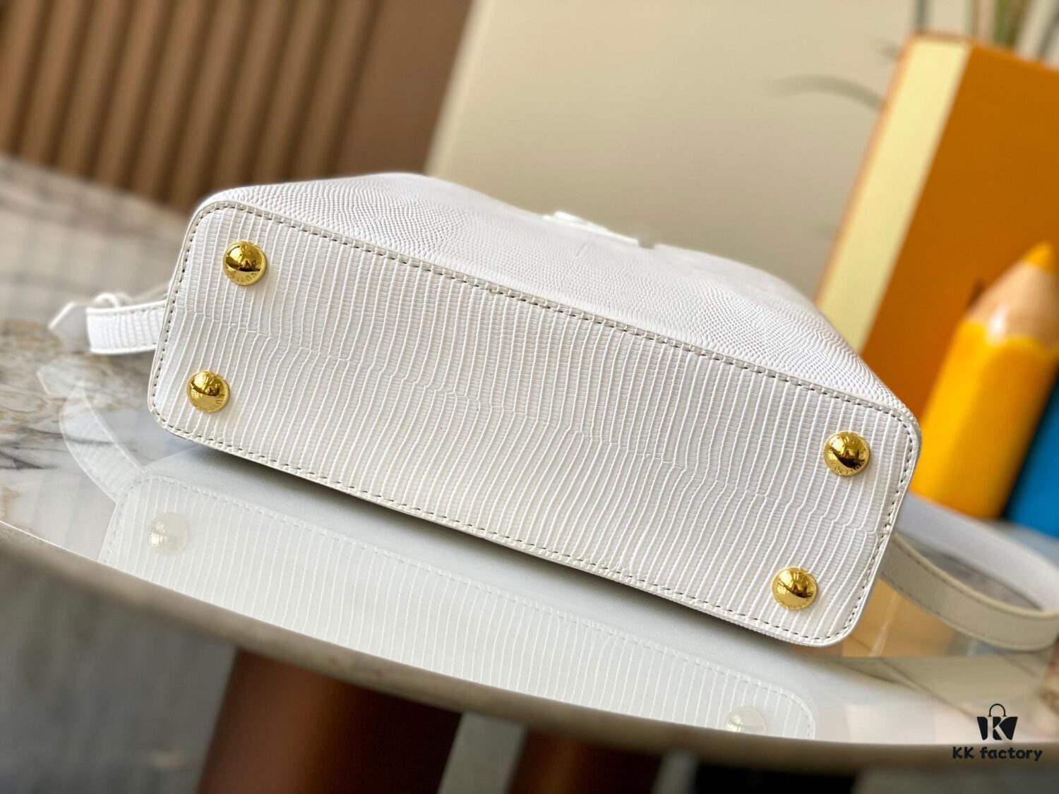 Top Quality Original Guangzhou M99528 White Lizard Skin Gold Buckle Capucines BB Handbag
