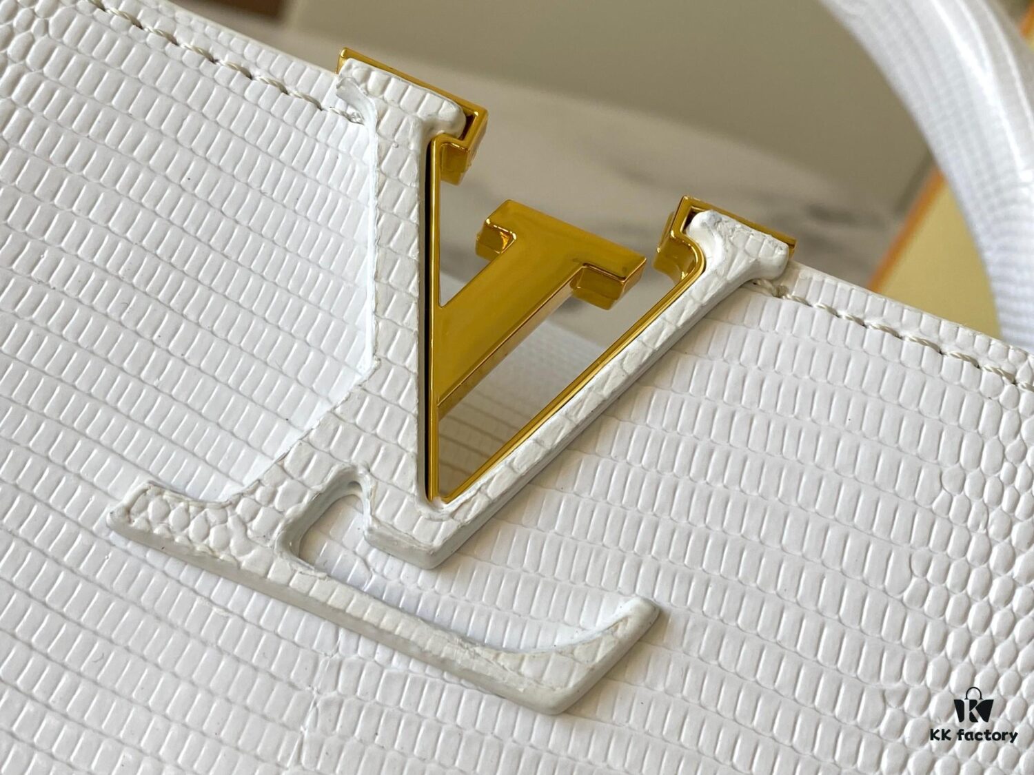 Top Quality Original Guangzhou M99528 White Lizard Skin Gold Buckle Capucines BB Handbag