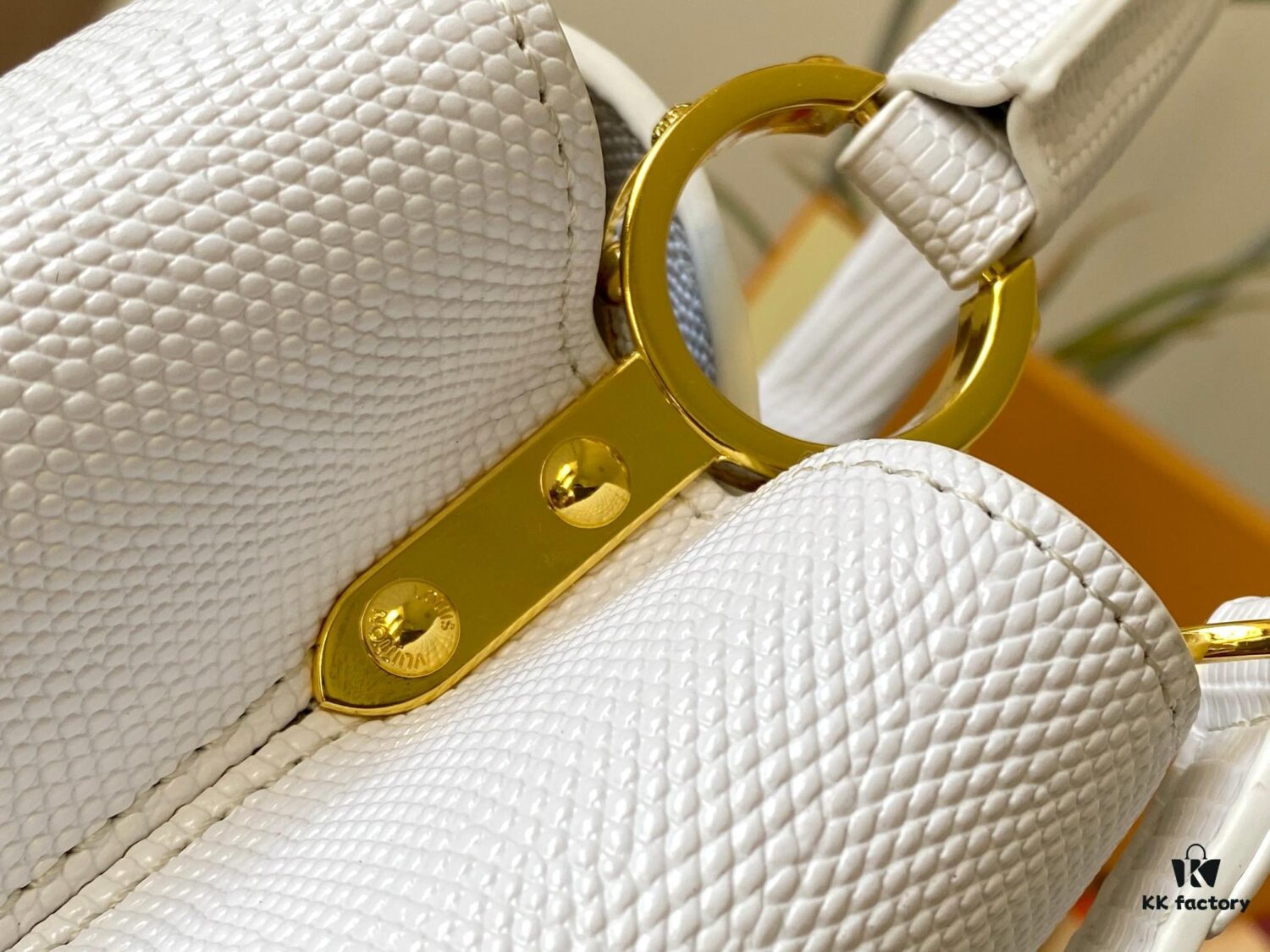 Top Quality Original Guangzhou M99528 White Lizard Skin Gold Buckle Capucines BB Handbag