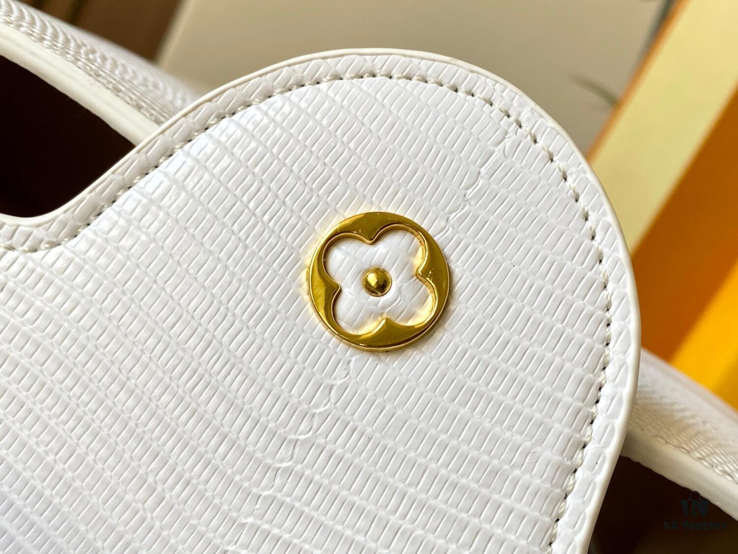 Top Quality Original Guangzhou M99528 White Lizard Skin Gold Buckle Capucines BB Handbag