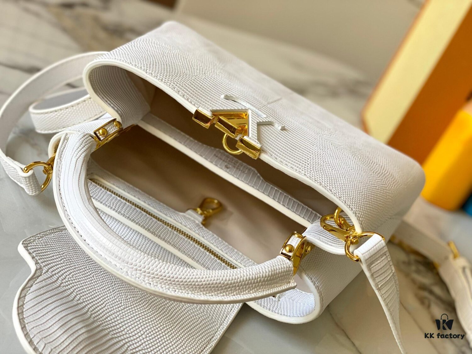 Top Quality Original Guangzhou M99528 White Lizard Skin Gold Buckle Capucines BB Handbag