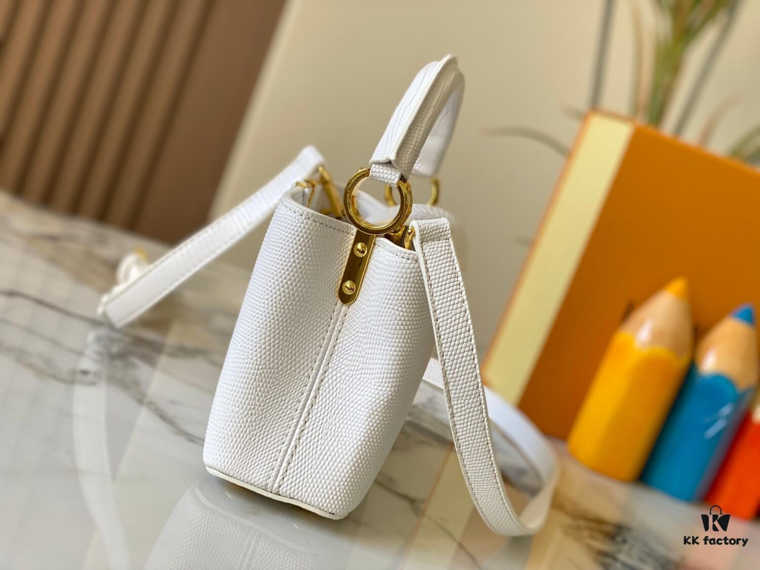 Top Quality Original Guangzhou Goods M99527 White Lizard Leather with Gold Clasp
