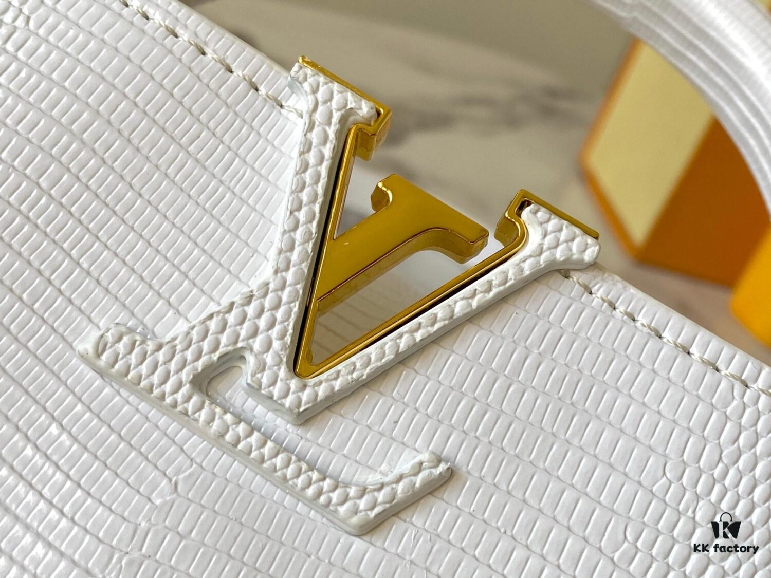 Top Quality Original Guangzhou Goods M99527 White Lizard Leather with Gold Clasp