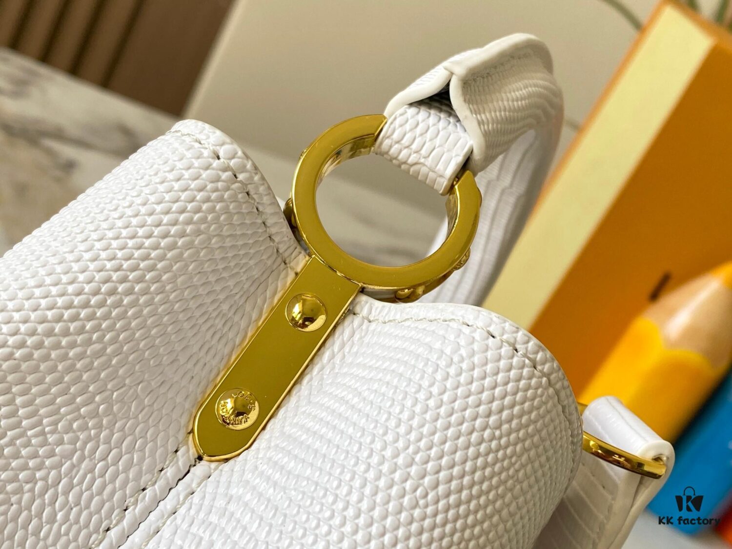 Top Quality Original Guangzhou Goods M99527 White Lizard Leather with Gold Clasp