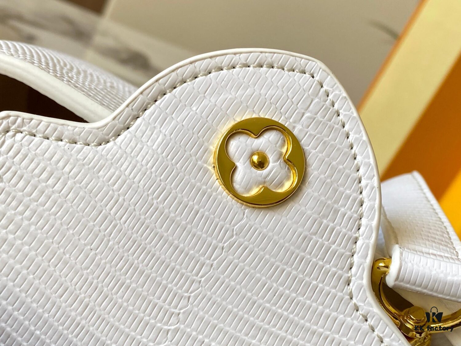 Top Quality Original Guangzhou Goods M99527 White Lizard Leather with Gold Clasp