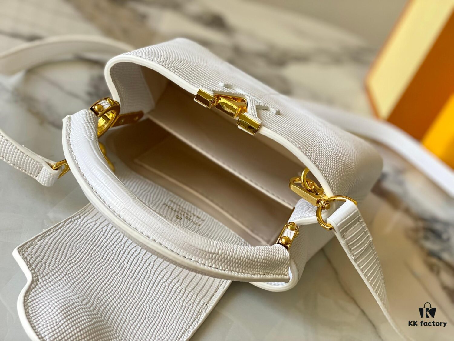 Top Quality Original Guangzhou Goods M99527 White Lizard Leather with Gold Clasp