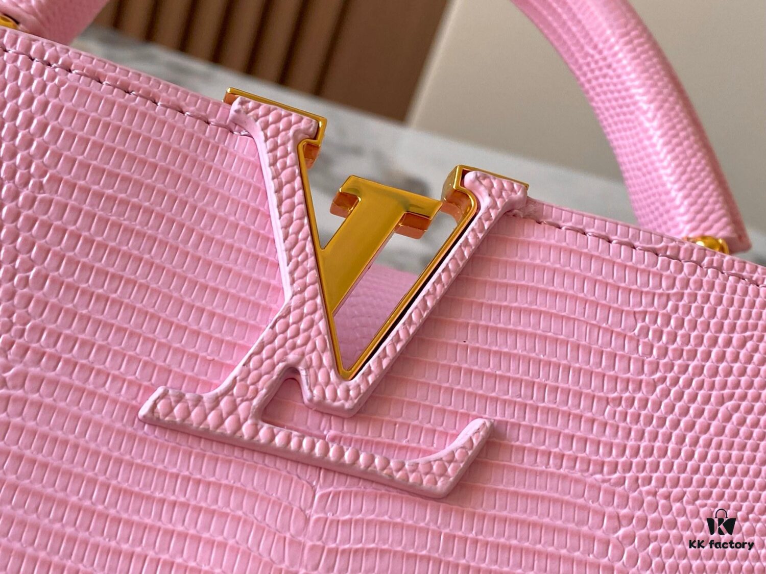 69307e0a6e68136f4d9a733a Top Quality Original Guangzhou Stock M99528 Pink Lizard Skin Gold Buckle Capucines BB Handbag