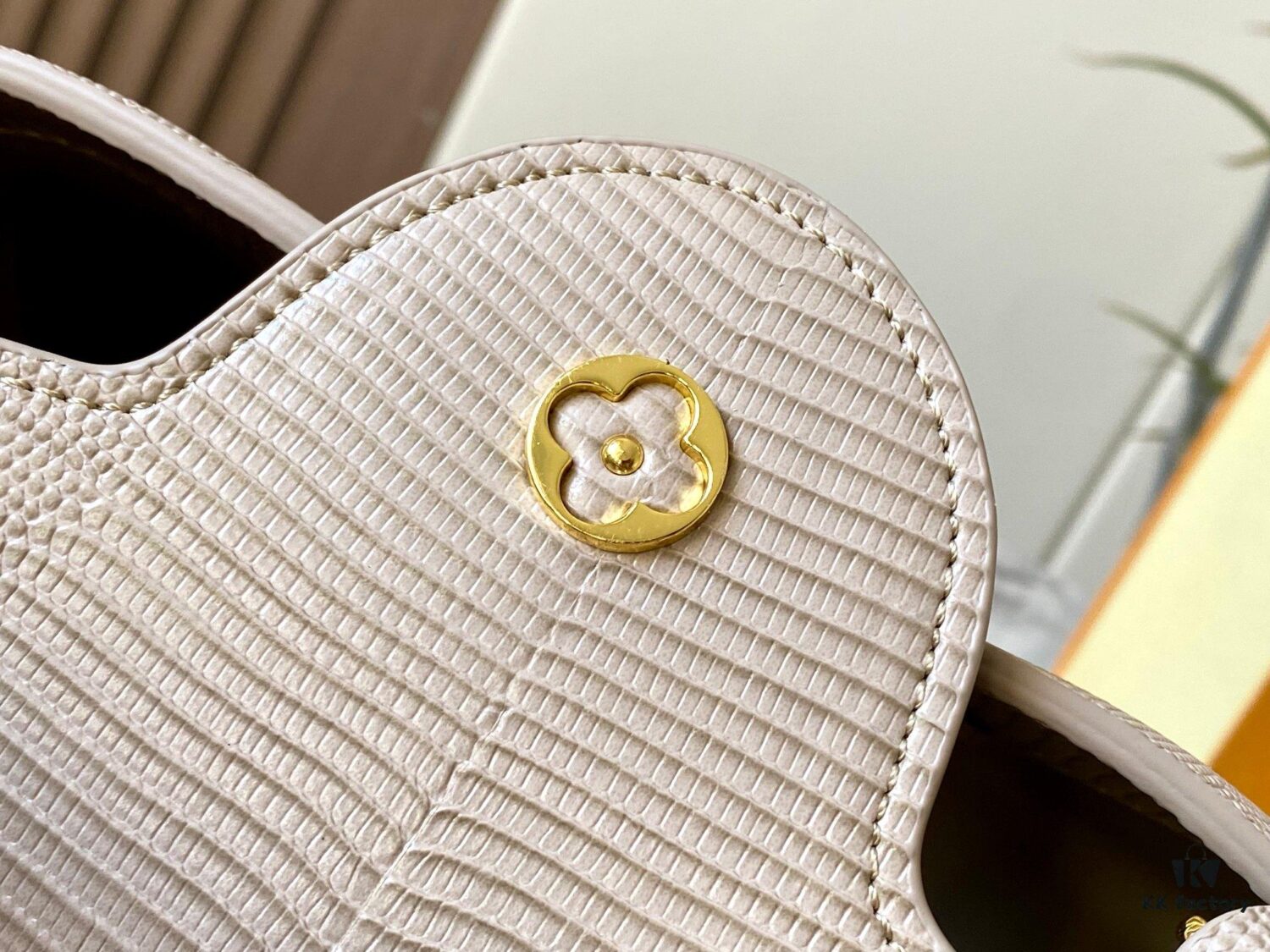 69307e176e68136f4d9a734d Top Quality Original Guangzhou Stock M99528 Beige Lizard Leather Gold-Tone Hardware Capucines BB Handbag