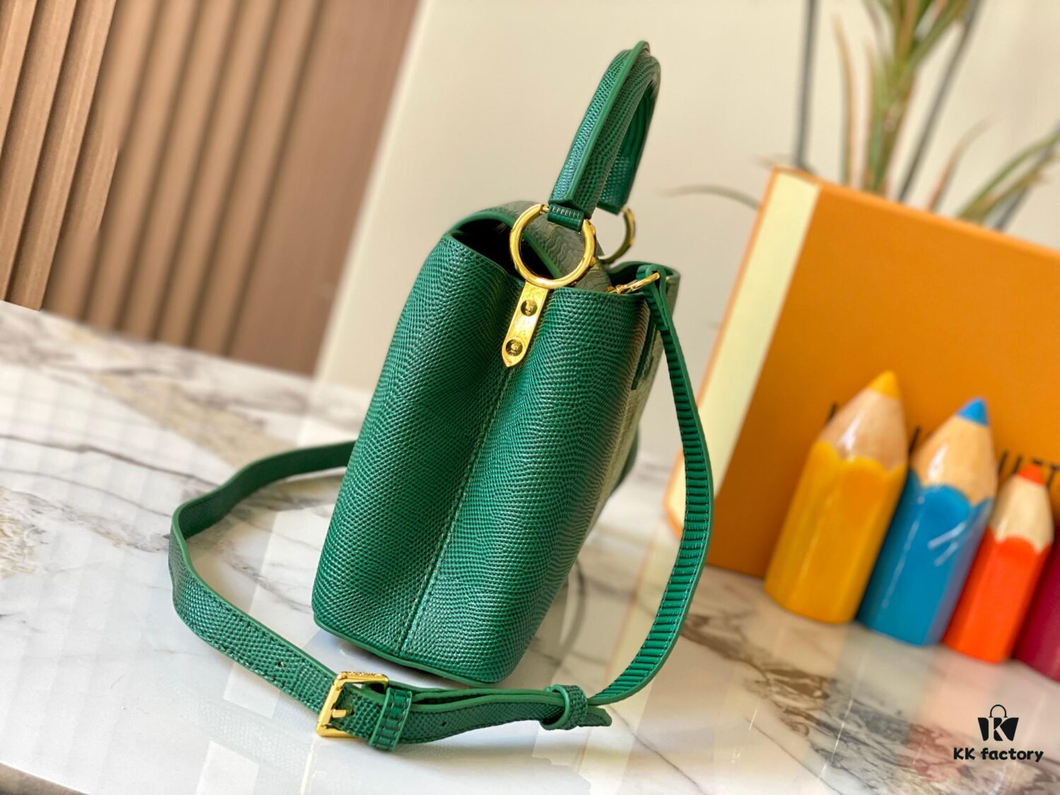 Top Quality Original Guangzhou M99528 Green Lizard Skin Gold Buckle Capucines BB Handbag