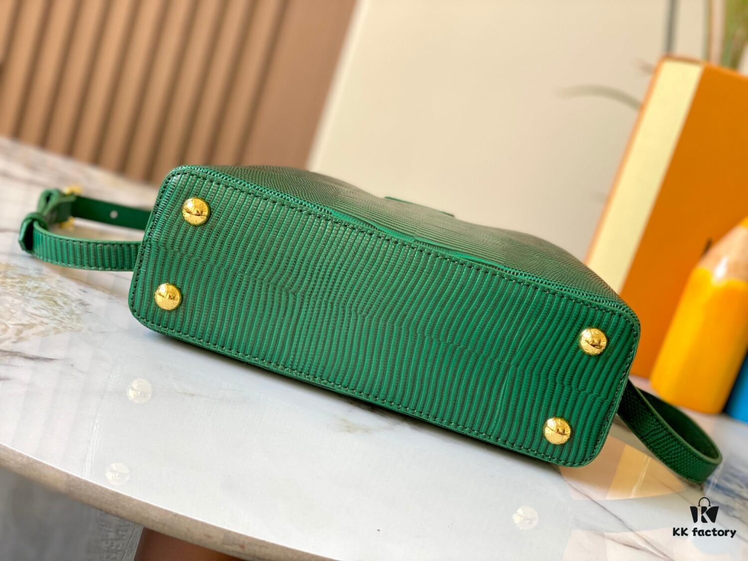 Top Quality Original Guangzhou M99528 Green Lizard Skin Gold Buckle Capucines BB Handbag