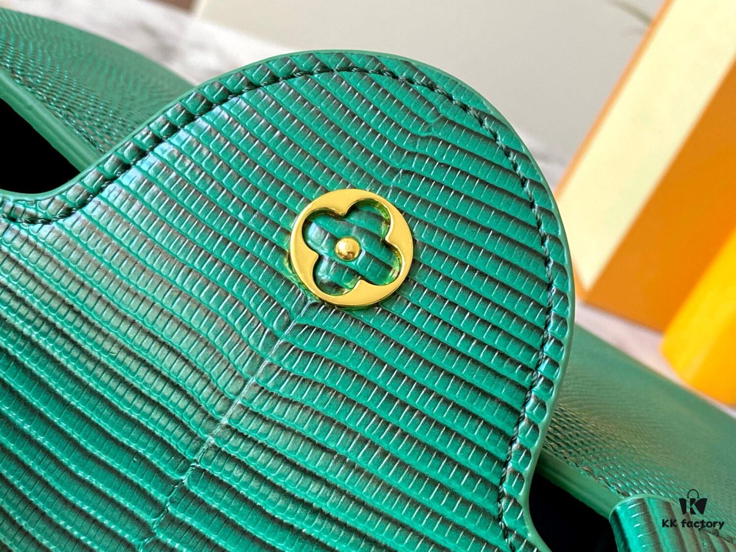 Top Quality Original Guangzhou M99528 Green Lizard Skin Gold Buckle Capucines BB Handbag