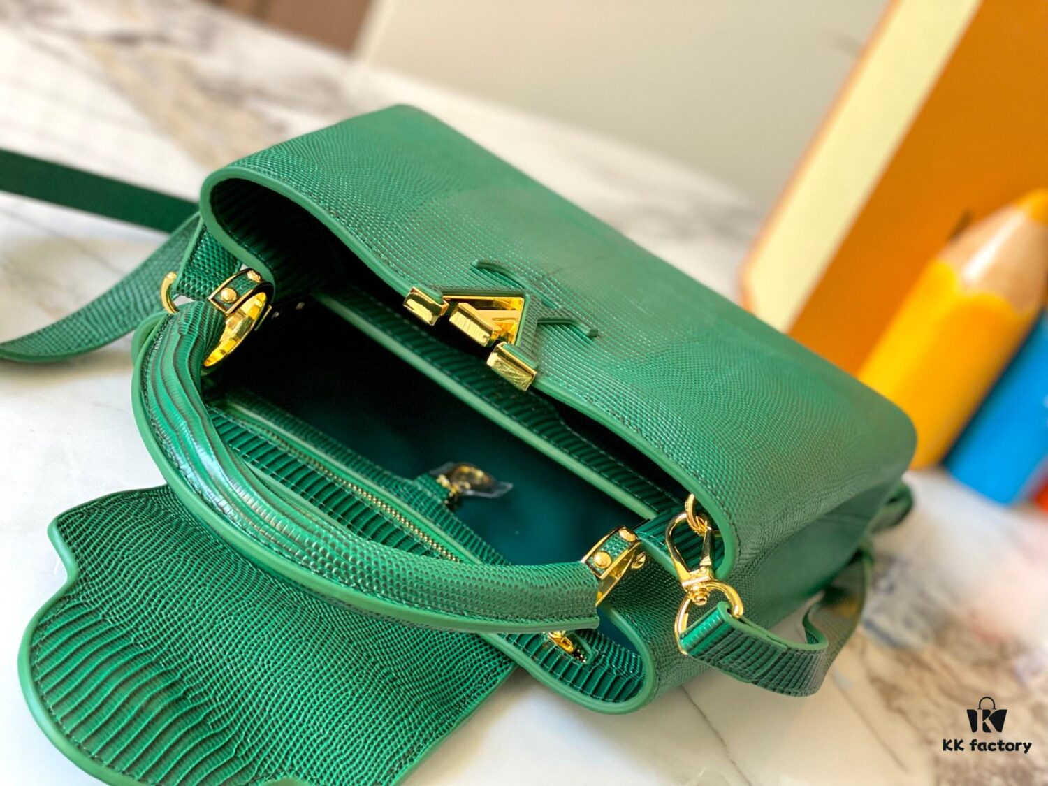 Top Quality Original Guangzhou M99528 Green Lizard Skin Gold Buckle Capucines BB Handbag