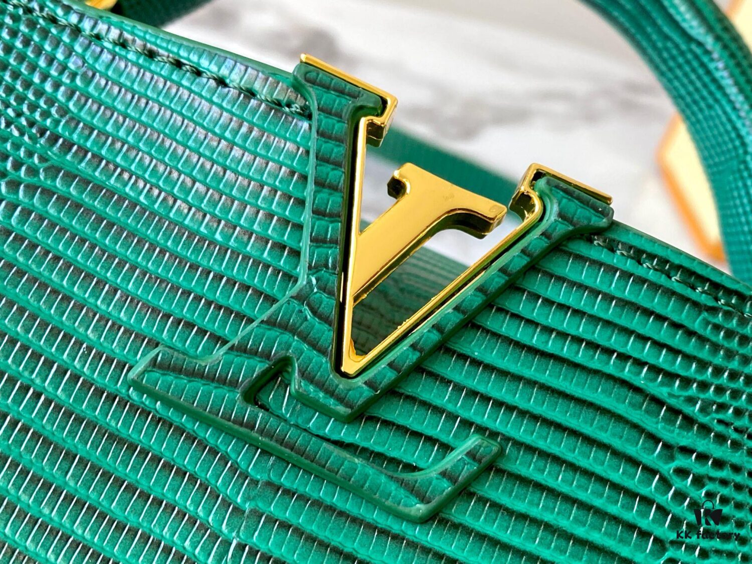 Top Quality Original Guangzhou M99527 Green Lizard Leather Mini Capucines Bag with Gold Hardware