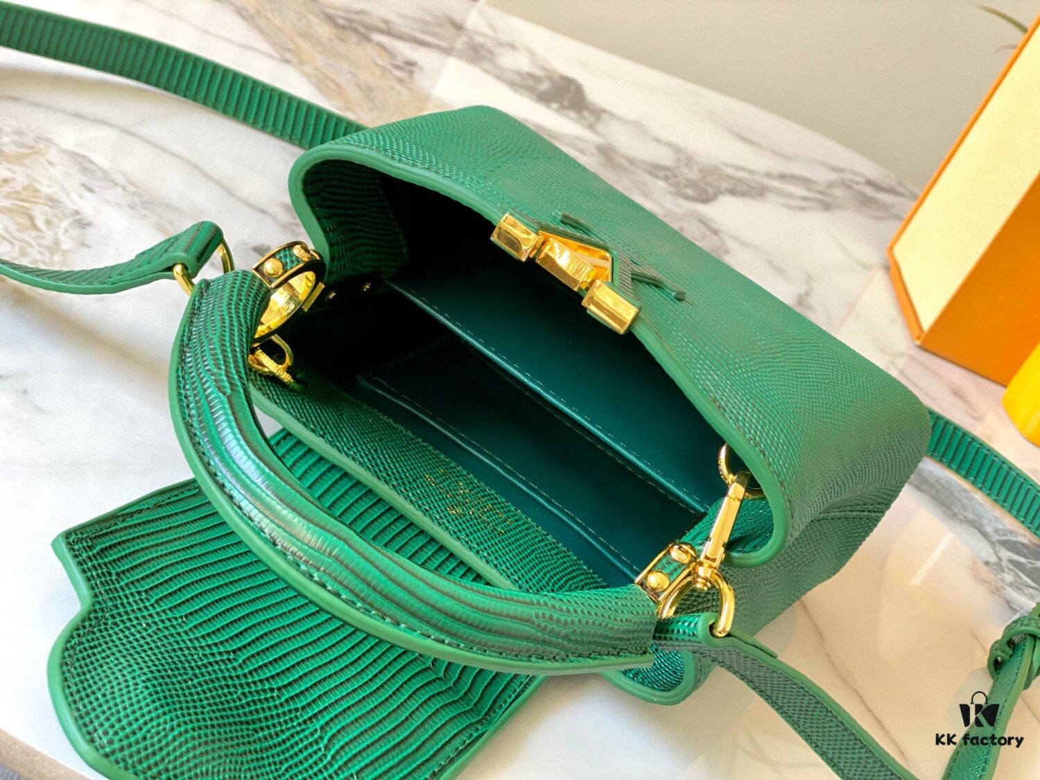 Top Quality Original Guangzhou M99527 Green Lizard Leather Mini Capucines Bag with Gold Hardware