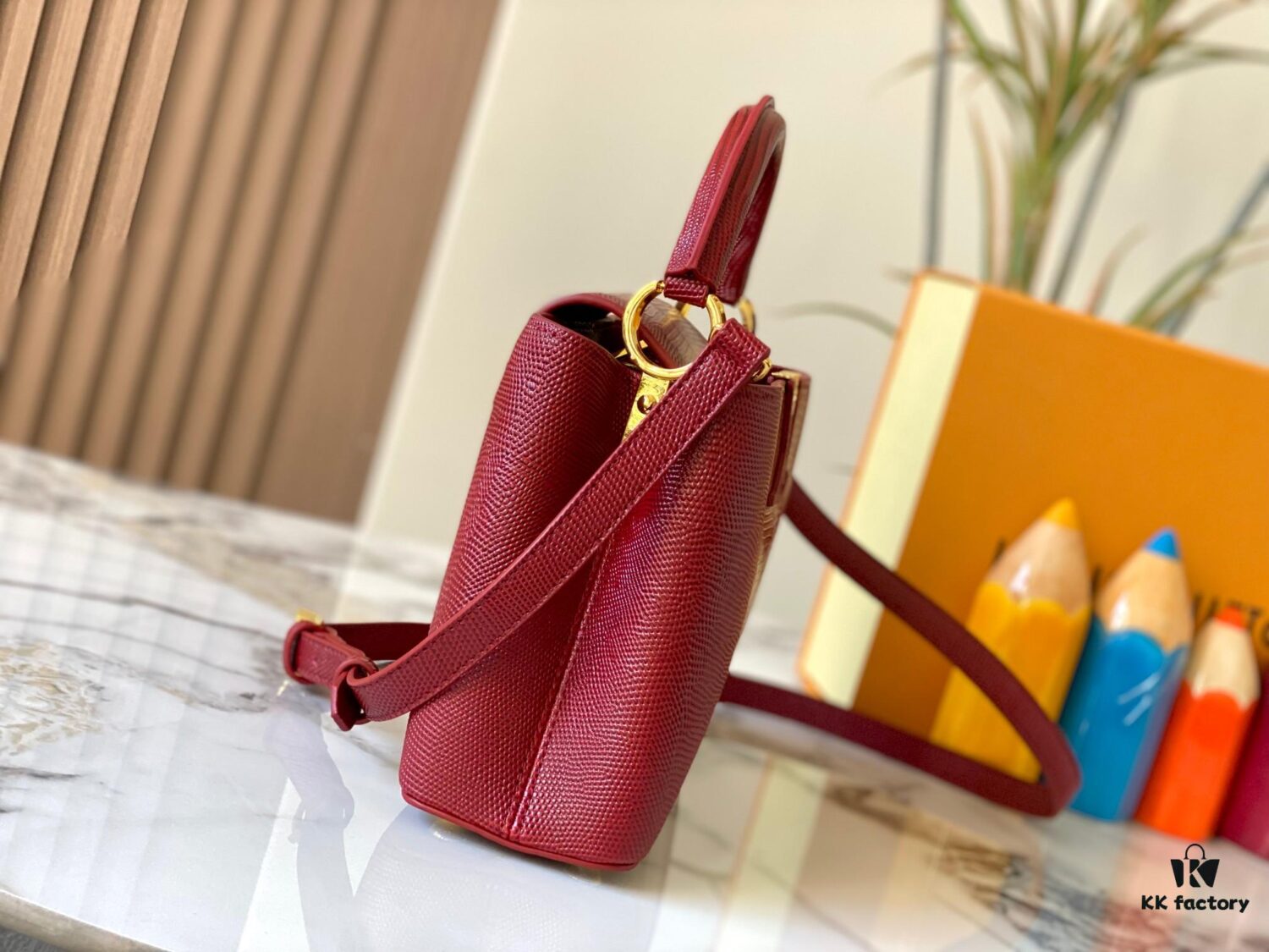 Top Quality Original Guangzhou M99528 Date Red Lizard Leather Gold Buckle Capucines BB Handbag