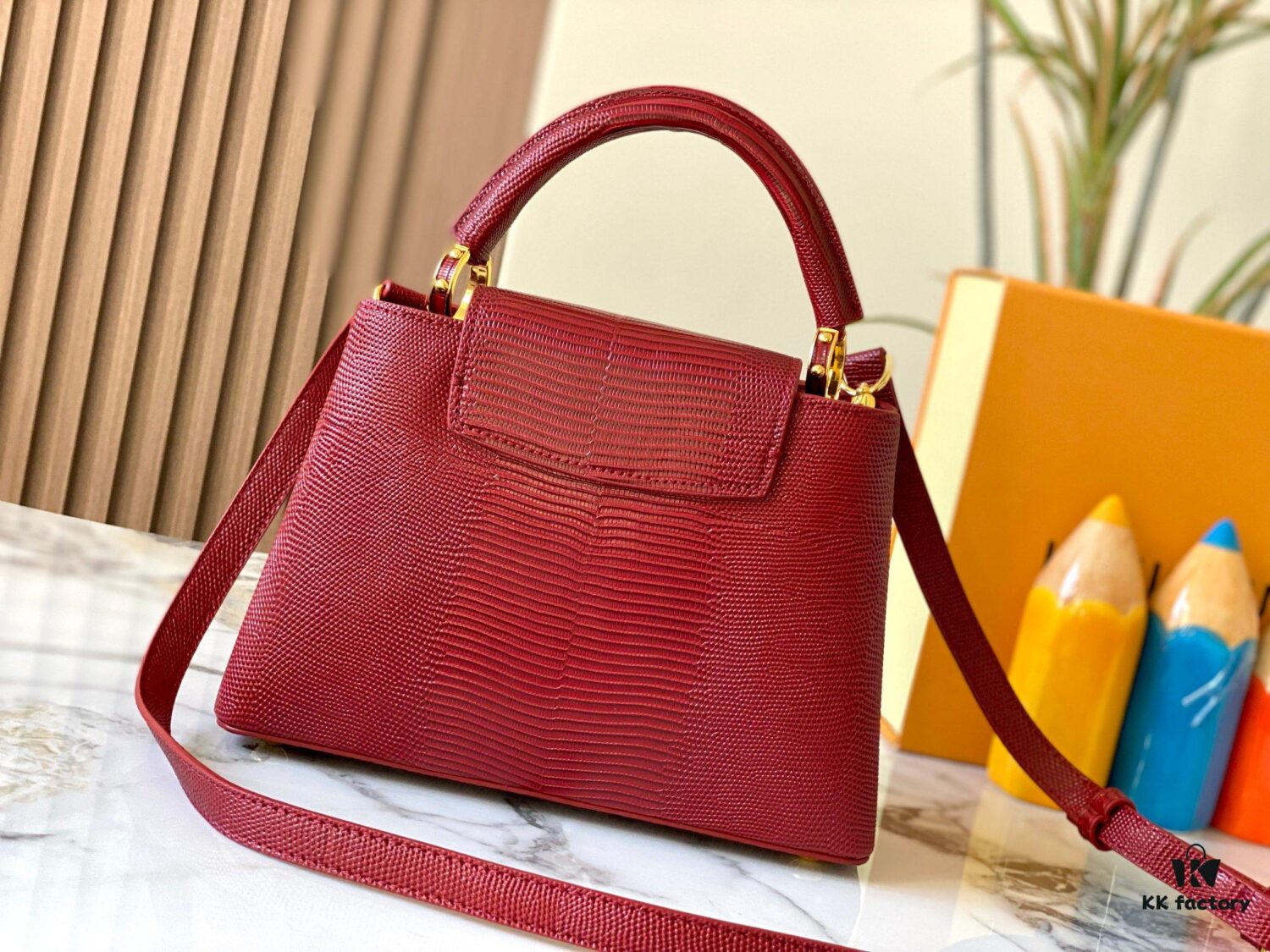 Top Quality Original Guangzhou M99528 Date Red Lizard Leather Gold Buckle Capucines BB Handbag