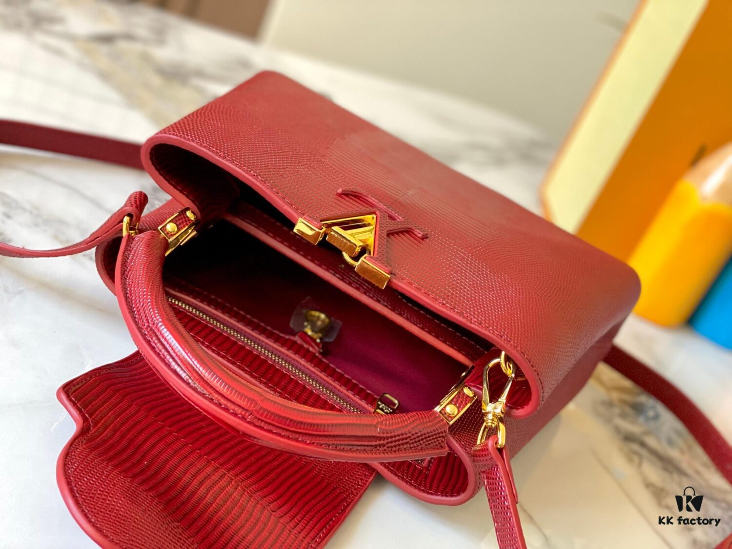 Top Quality Original Guangzhou M99528 Date Red Lizard Leather Gold Buckle Capucines BB Handbag