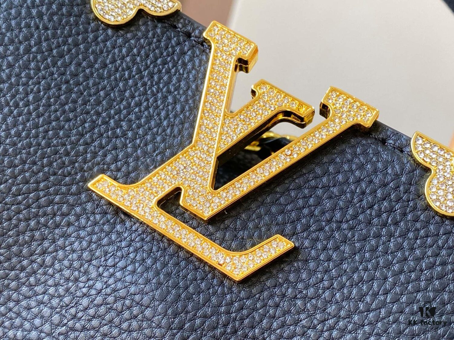 Top Quality Original Guangzhou M24584 Black with Gold Diamond Flower Crown Capucines Handbag