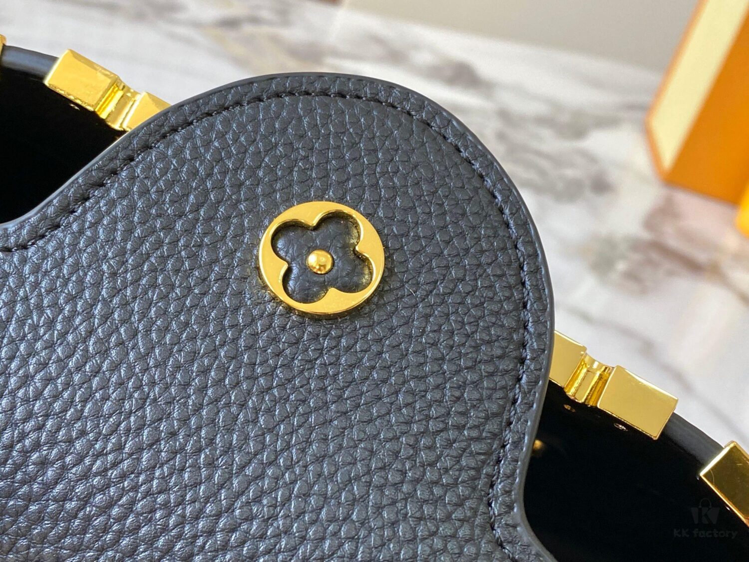 Top Quality Original Guangzhou M24584 Black with Gold Diamond Flower Crown Capucines Handbag