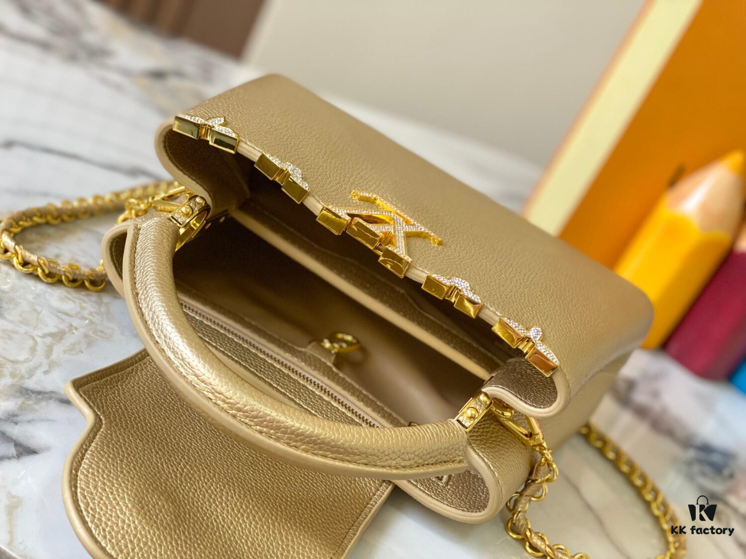 Top Quality Original Guangzhou M24584 Gold-Tone Flower Crown Bag with Crystal Diamonds