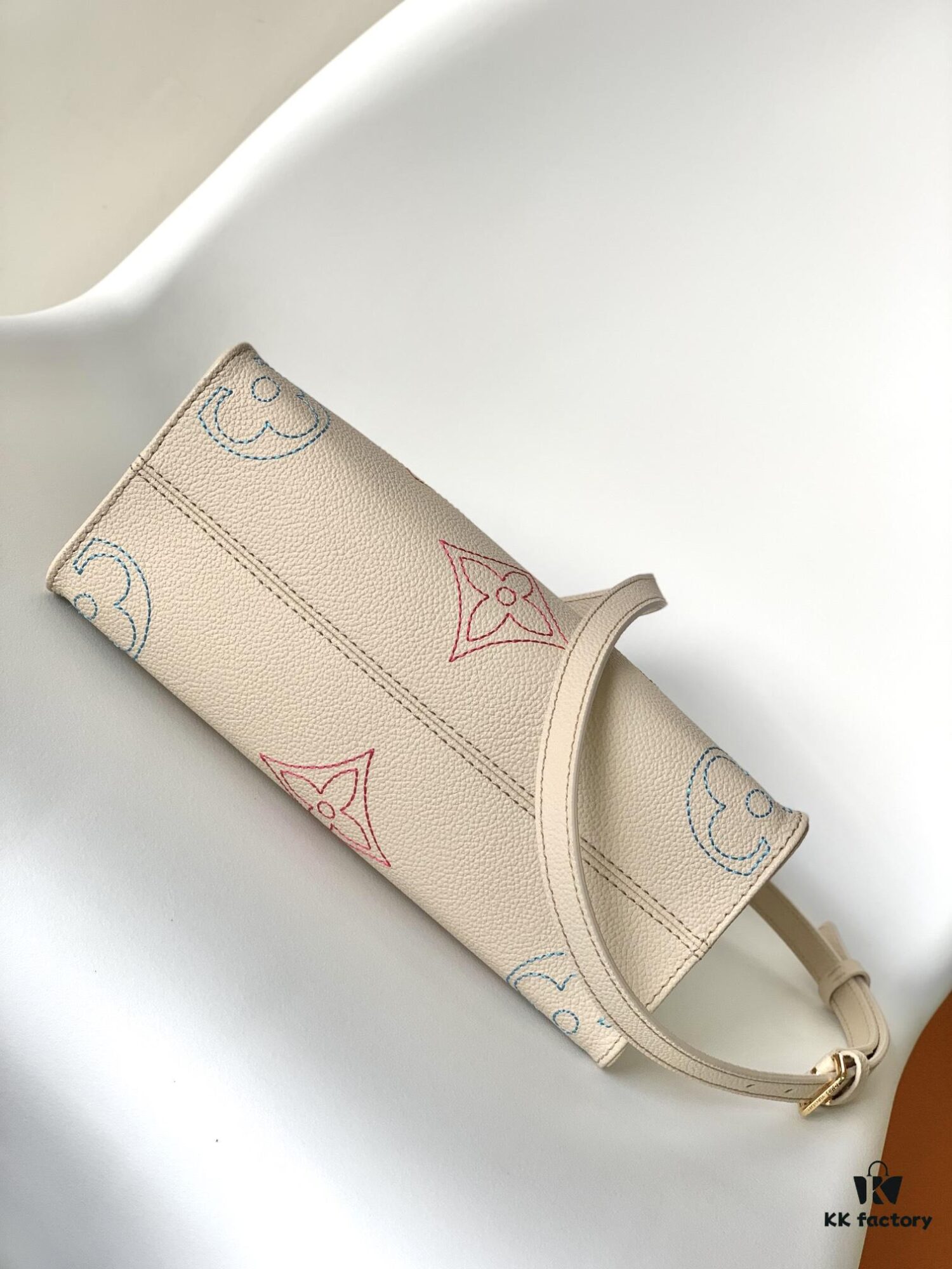 693080b26e68136f4d9a78d6 Special Offer M46629 Premium Original Surplus The OnTheGo MM Handbag from the 2023 Fall LV Academy Collection, featuring embroidered Monogram motifs on Monogram Empreinte textured leather, creating a striking contrast of texture and color, making it an ideal choice for the back-to-school season. 25.0 x 19.0 x 11.5 cm (L x H x W)