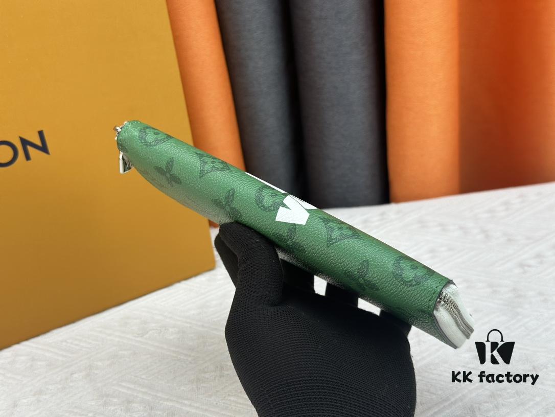 M80801 This zip-around wallet is part of the 2021-24 Autumn/Winter Everyday LV Limited Edition collection