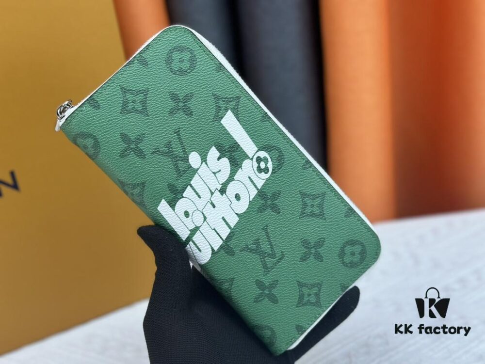 M80801 This zip-around wallet is part of the 2021-24 Autumn/Winter Everyday LV Limited Edition collection