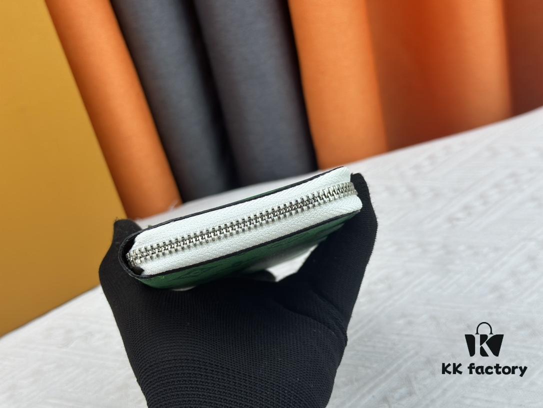 M80801 This zip-around wallet is part of the 2021-24 Autumn/Winter Everyday LV Limited Edition collection