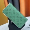 M80801 This zip-around wallet is part of the 2021-24 Autumn/Winter Everyday LV Limited Edition collection