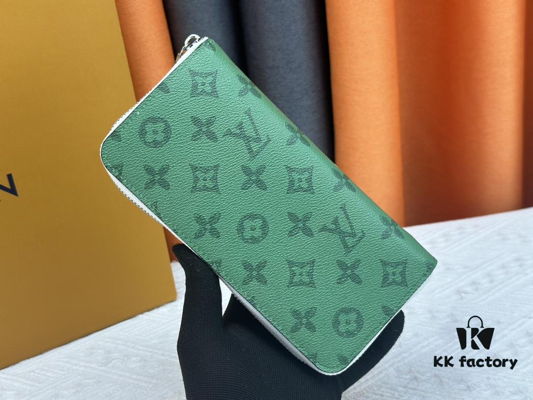 M80801 This zip-around wallet is part of the 2021-24 Autumn/Winter Everyday LV Limited Edition collection