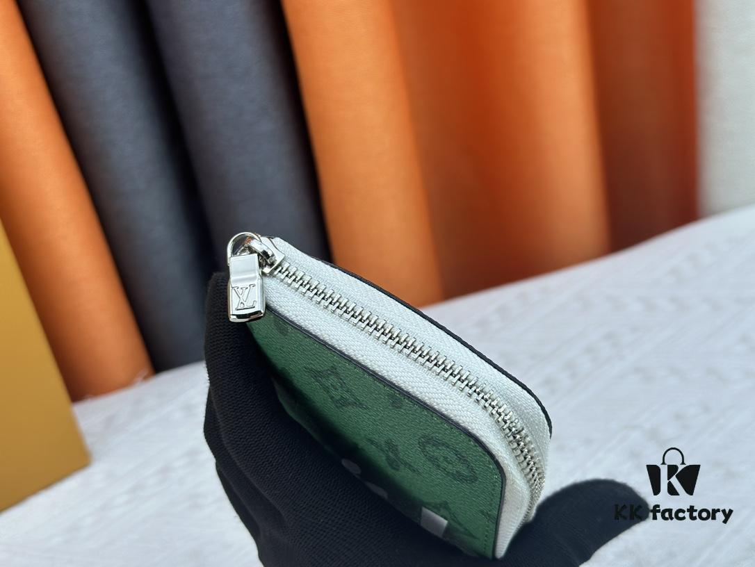 M80801 This zip-around wallet is part of the 2021-24 Autumn/Winter Everyday LV Limited Edition collection