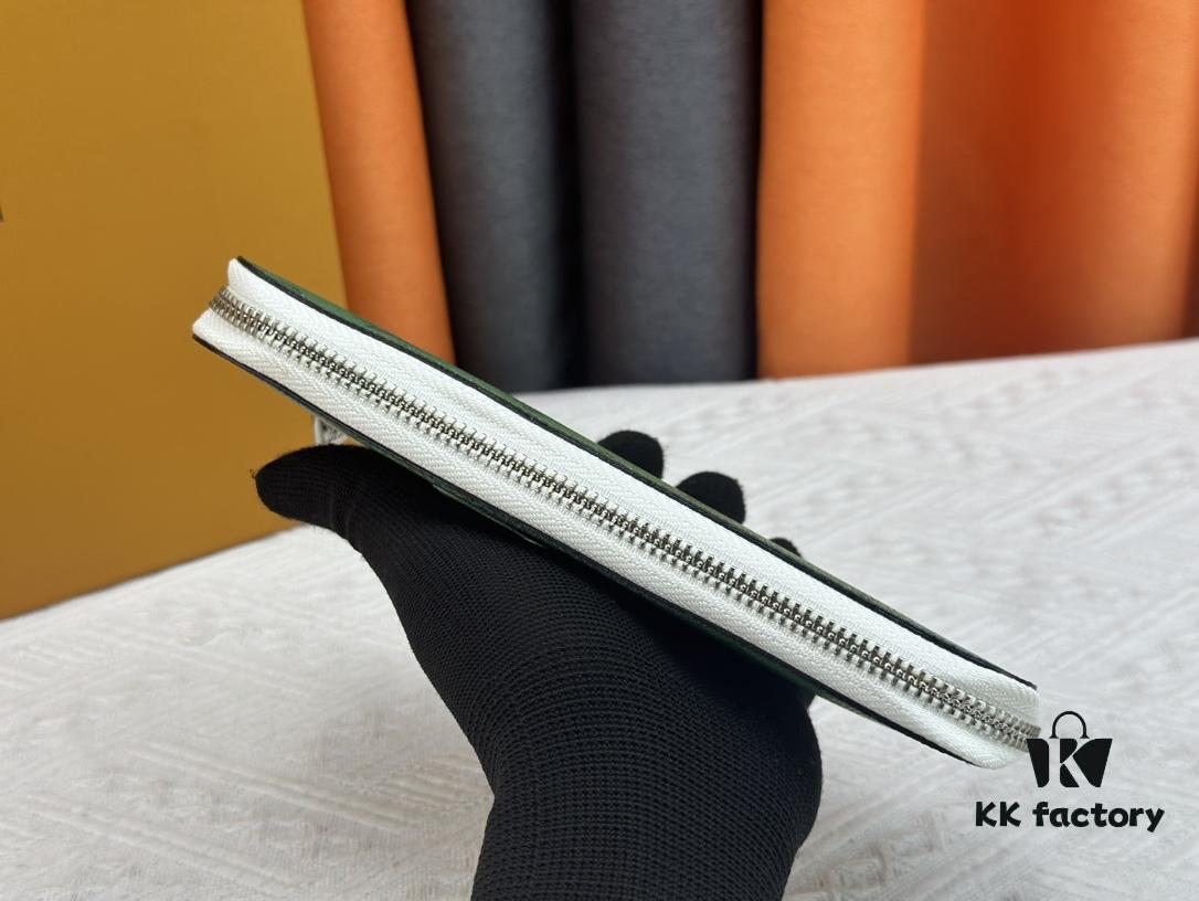 M80801 This zip-around wallet is part of the 2021-24 Autumn/Winter Everyday LV Limited Edition collection