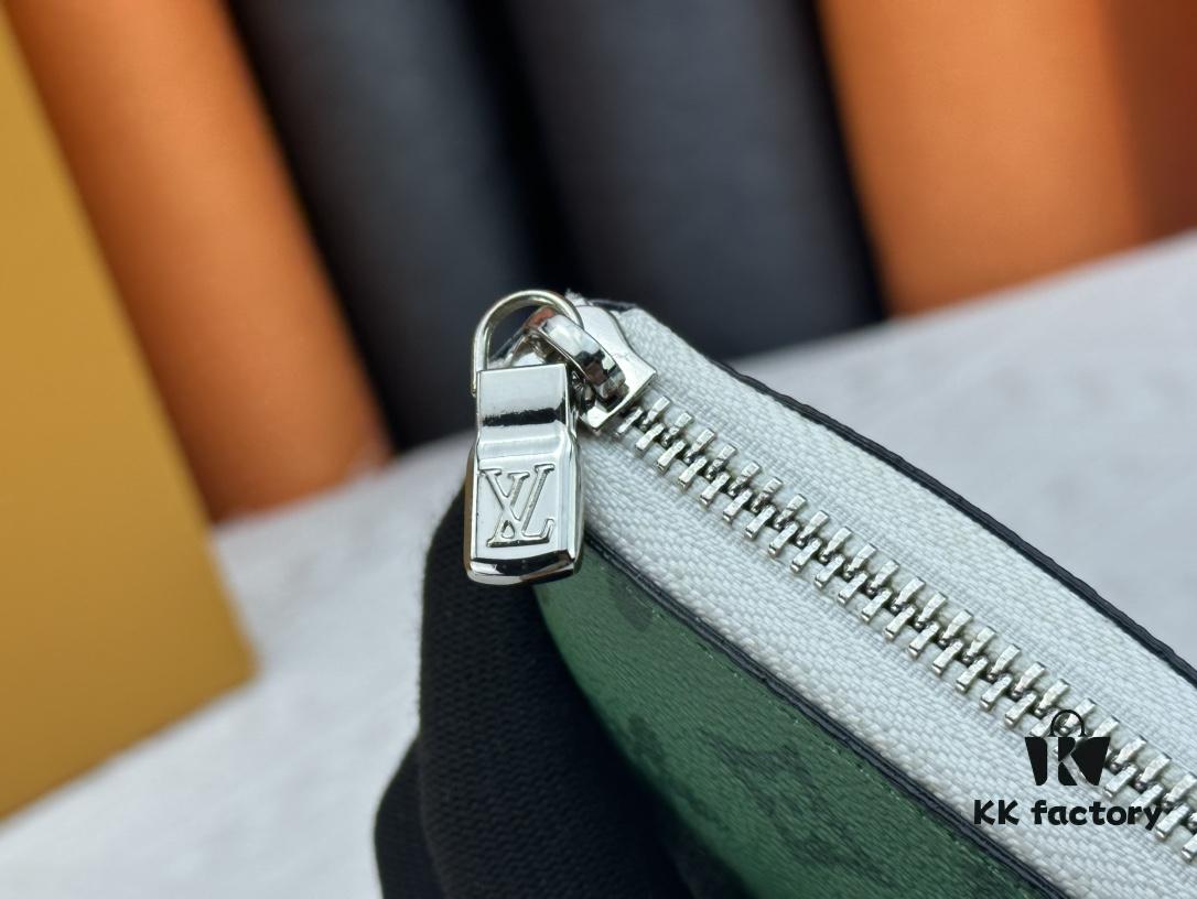 M80801 This zip-around wallet is part of the 2021-24 Autumn/Winter Everyday LV Limited Edition collection