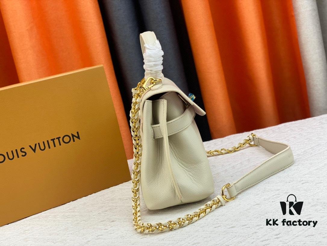 Exclusive Background Upgraded Original Version M21088 M21052 M20997 This Season, the Petite Lockme Ever Mini Bag Features Fashionably Toned Grained Calfskin Leather