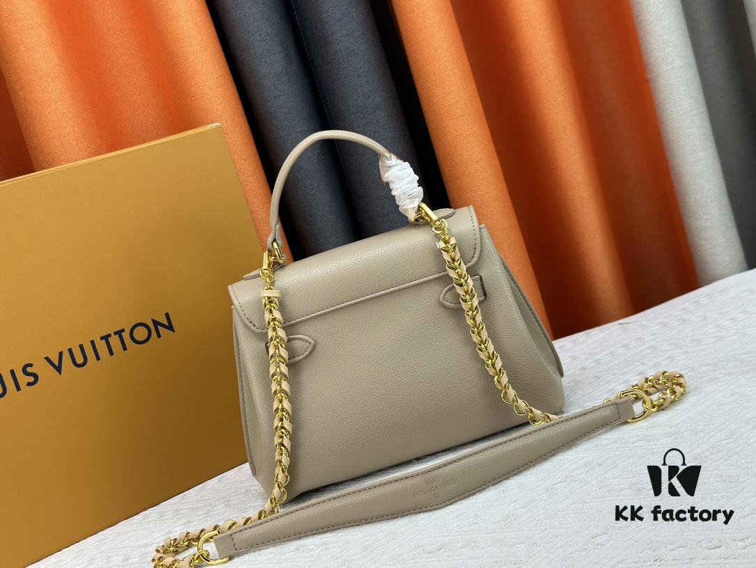Exclusive Background Upgraded Original Version M21088 M21052 M20997 This Season, the Petite Lockme Ever Mini Bag Features Fashionable New Hues in Grained Calfskin Leather