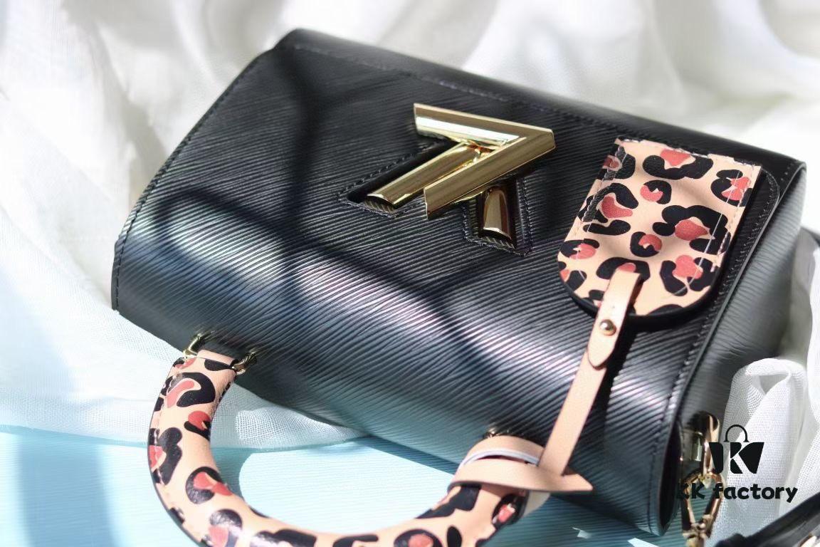 Rose] New Arrival [Rose] Model: 50362/58568/58569/58546/50280/50271 [Rose] 2022 Fall Wild at Heart Capsule Collection infuses the Twist Medium handbag with a wild spirit. Crafted in iconic Epi grained leather, it features a trunk-inspired handle and a leopard-print name tag. A detachable leather shoulder strap highlights functional elegance, making it an ideal companion for autumn wardrobes.