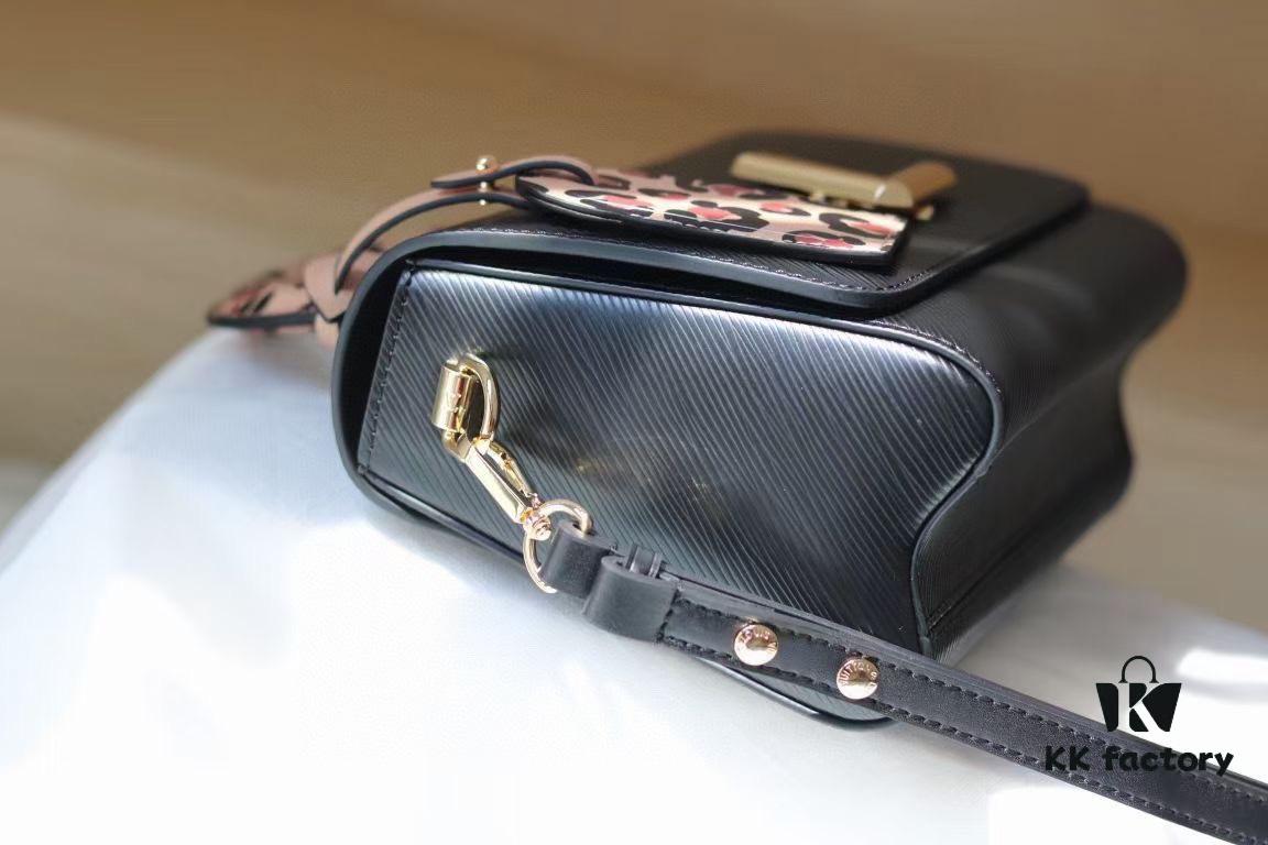 Rose] New Arrival [Rose] Model: 50362/58568/58569/58546/50280/50271 [Rose] 2022 Fall Wild at Heart Capsule Collection infuses the Twist Medium handbag with a wild spirit. Crafted in iconic Epi grained leather, it features a trunk-inspired handle and a leopard-print name tag. A detachable leather shoulder strap highlights functional elegance, making it an ideal companion for autumn wardrobes.