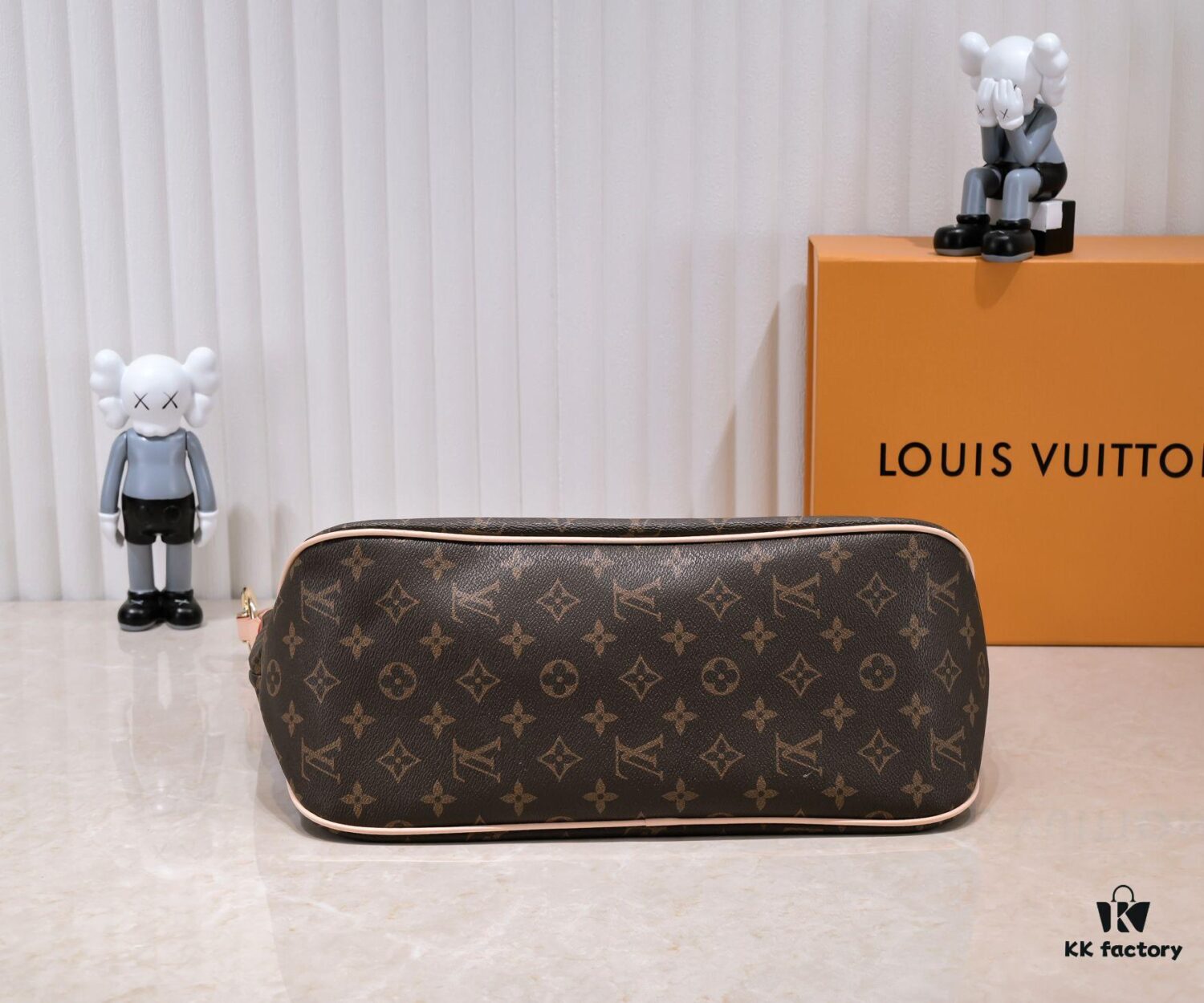 Wholesale Price New Summer Arrival: Stylish Damier Azur Canvas Calvi Tote Bag in Pomegranate Red Lining