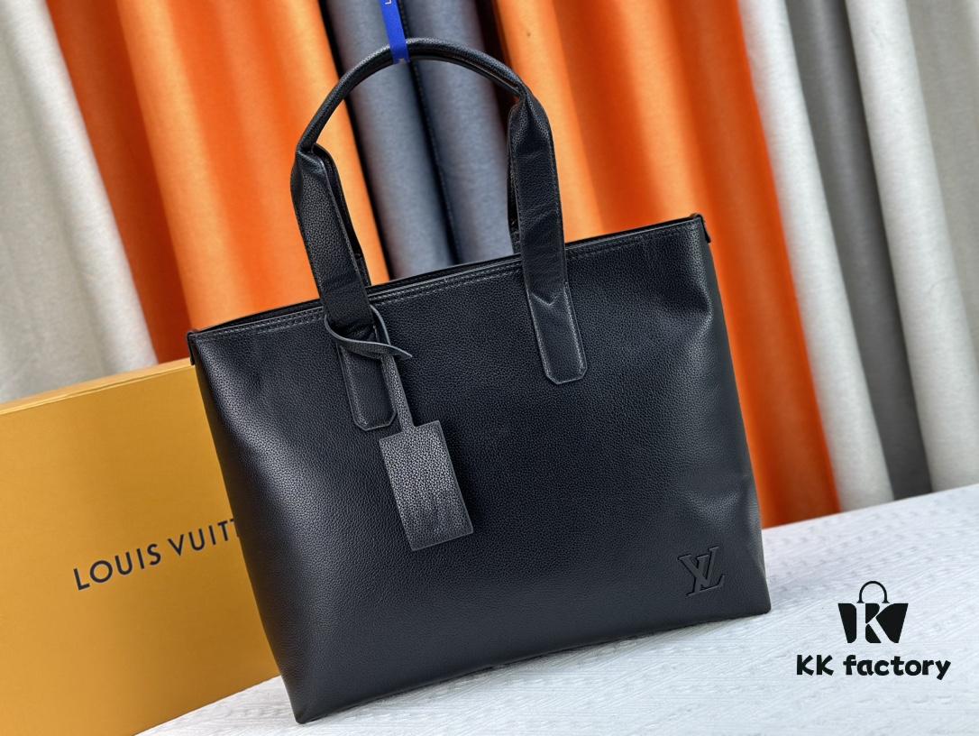 Upgraded Original M24771 This Pilot Tote Bag from the LV Aerogram Collection is crafted in cowhide leather with a spacious interior, easily accommodating daily essentials. Features an LV-letter leather plaque at the lower left corner and handles that allow for shoulder, cross-body, or handheld carry. Dimensions: 40 x 34 x 12 cm