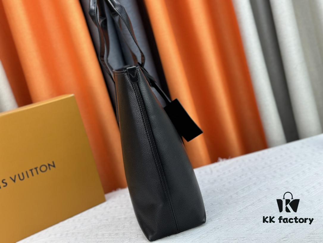 Upgraded Original M24771 This Pilot Tote Bag from the LV Aerogram Collection is crafted in cowhide leather with a spacious interior, easily accommodating daily essentials. Features an LV-letter leather plaque at the lower left corner and handles that allow for shoulder, cross-body, or handheld carry. Dimensions: 40 x 34 x 12 cm