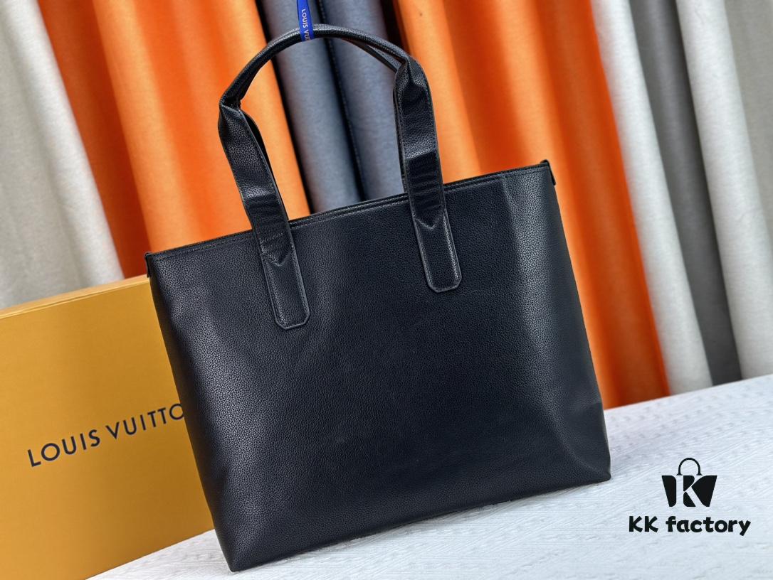 Upgraded Original M24771 This Pilot Tote Bag from the LV Aerogram Collection is crafted in cowhide leather with a spacious interior, easily accommodating daily essentials. Features an LV-letter leather plaque at the lower left corner and handles that allow for shoulder, cross-body, or handheld carry. Dimensions: 40 x 34 x 12 cm